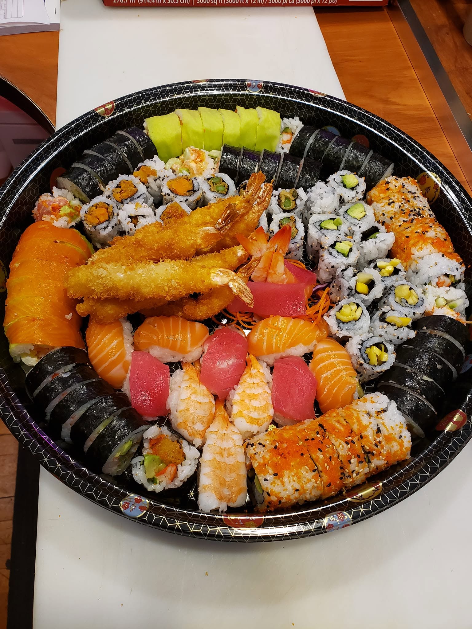 Plateau de sushi assorti